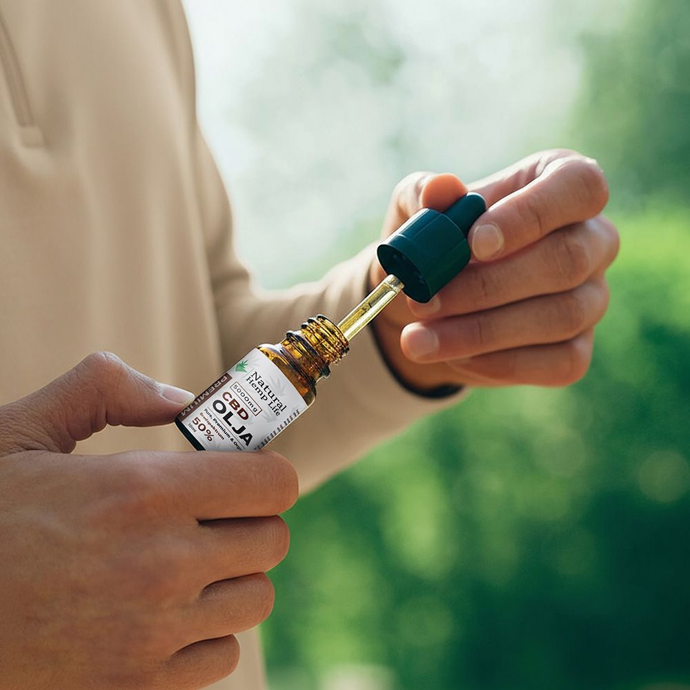 50 % CBD-Öl von Natural Hemp Life in der Hand